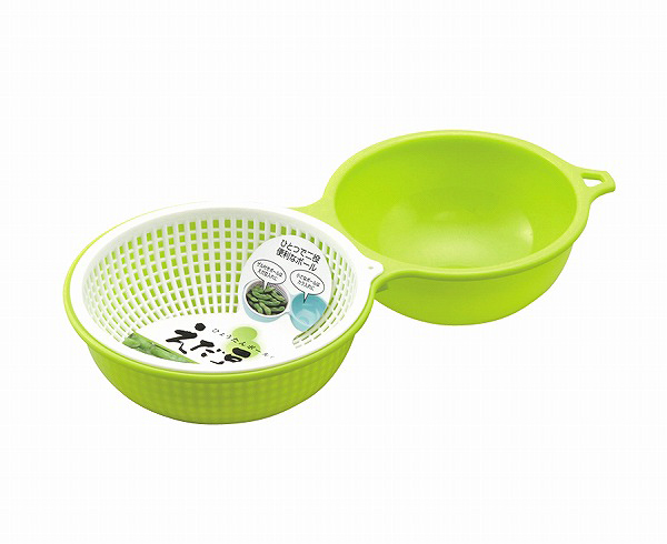 ひょうたん型のボウルです。ざる付きボウルは枝豆や果物を、小さなボウルには種やガラ入れとして使えます。ざるは取り外せます。ひとつで二役の便利なボウルです。