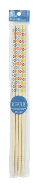 〇菜箸、２膳入りです。先端にすべり止め加工が施されしっかりはさめます。ウレタン塗装で衛生的です。カラー違いの２膳セットで、用途で使い分けられます。※食器洗い乾燥機 非対応※天然素材の為、形や色に違いが