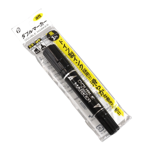 〇油性のダブルマーカーです。太字角芯約６ｍｍと、細字丸芯約２ｍｍの２ＷＡＹタイプです。ドイツ製のインクを採用しており、滑らかな書き心地です。