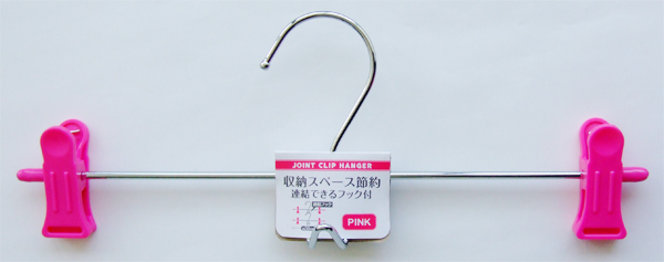 〇クリップハンガーです。ズボンやスカートを挟んで収納できます。クリップが動かせる為、お好きな幅に調節できます。連結フックが付いており、収納スペースを節約できます。※屋外で使用しないでください